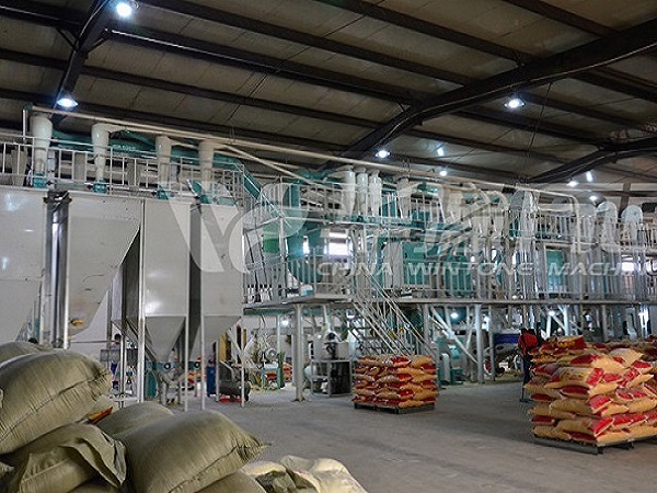 How does the corn deep processing equipment clean up the raw grain magazines in the processing process?